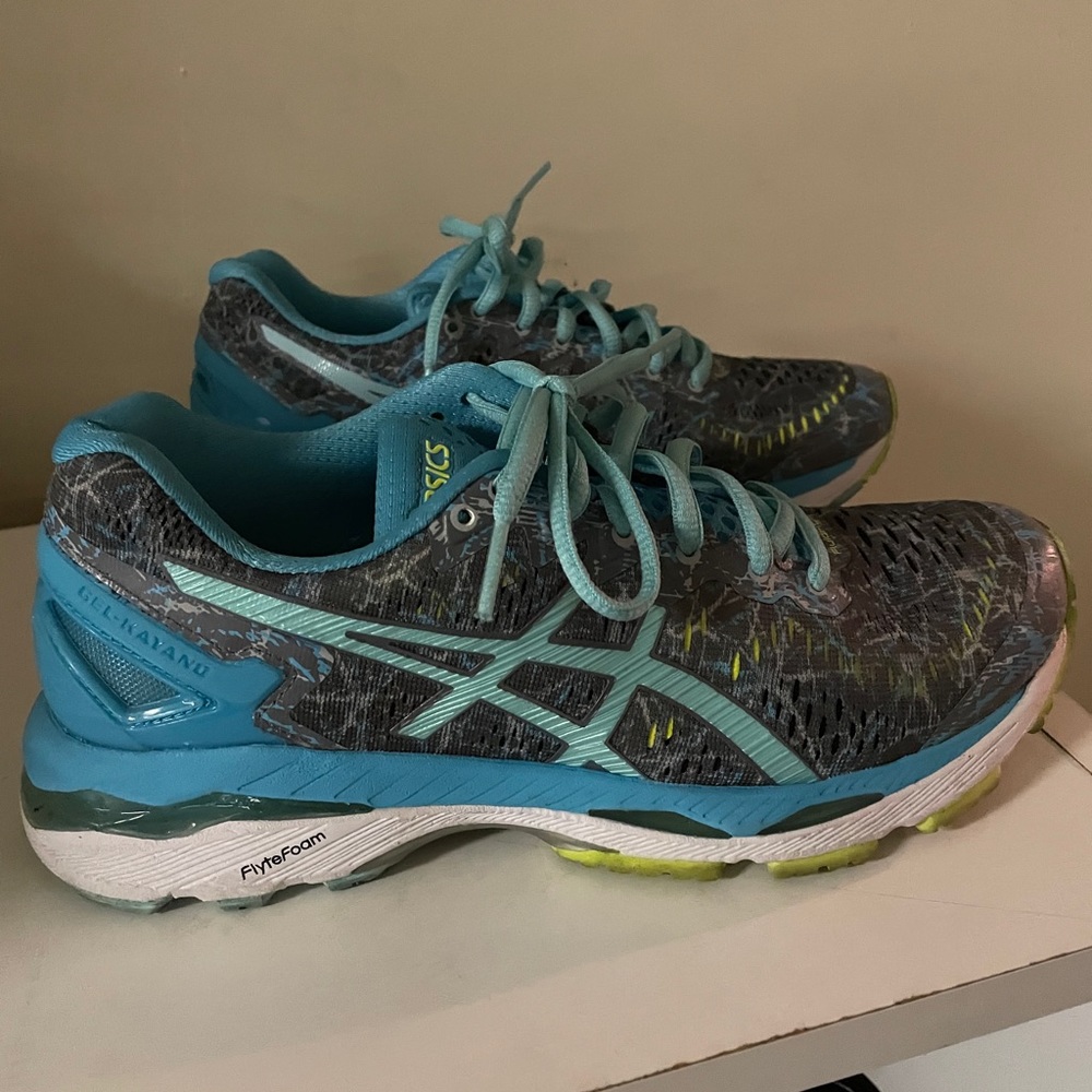 ASIC’s women shoe